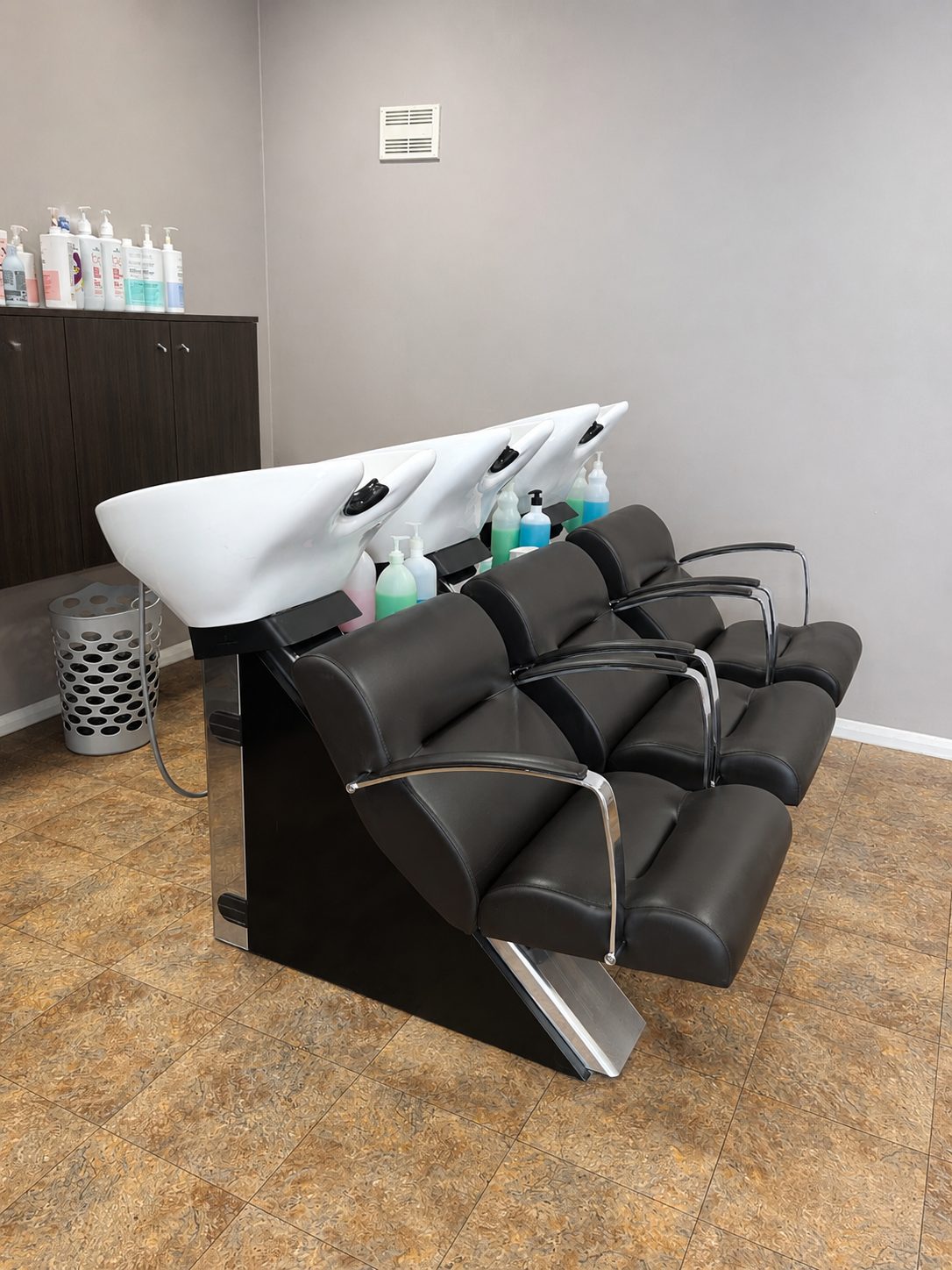 Backwash basins with reclining chairs